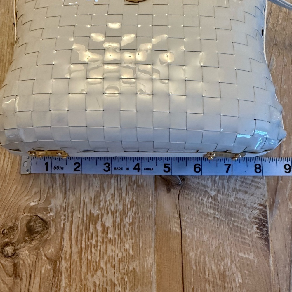 Vintage White Woven Crossbody Bag - Picture 10 of 11